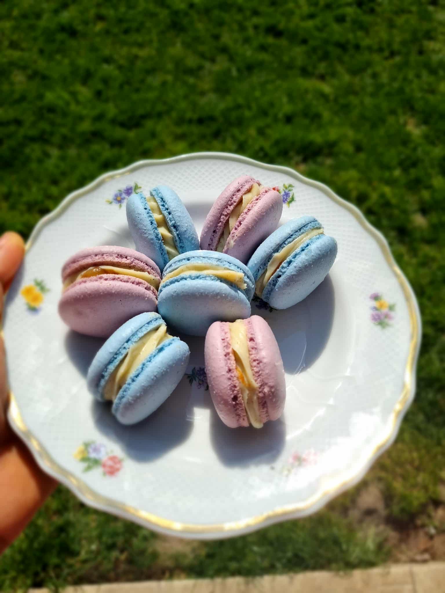 Világos tónusú macaron kompozíció